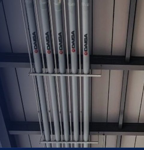 Eletrodutos DAISA instalados em teto industrial